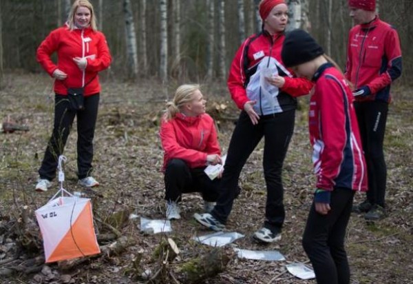 keskusrastilla karttojen jakoa.JPG