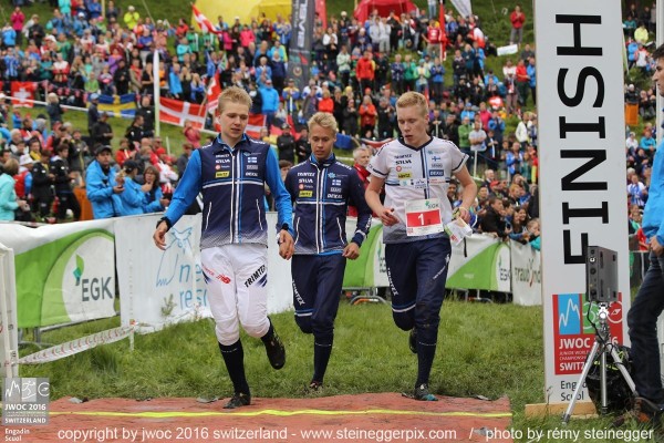 jwoc_2016_Kuva_Relay Anton ja joukkue maalissa.jpg